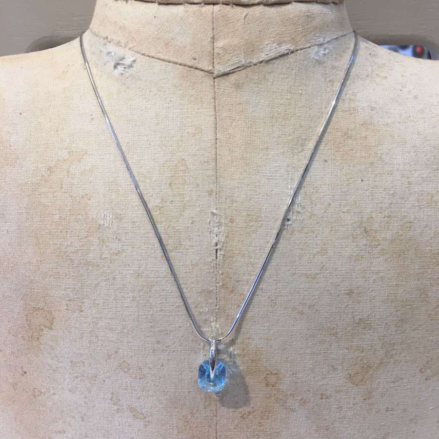 18ct white gold necklace with blue topaz pendant