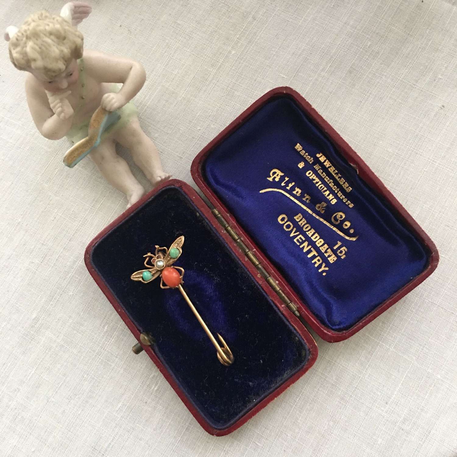 Victorian 9ct gold bee brooch with semi precious stones