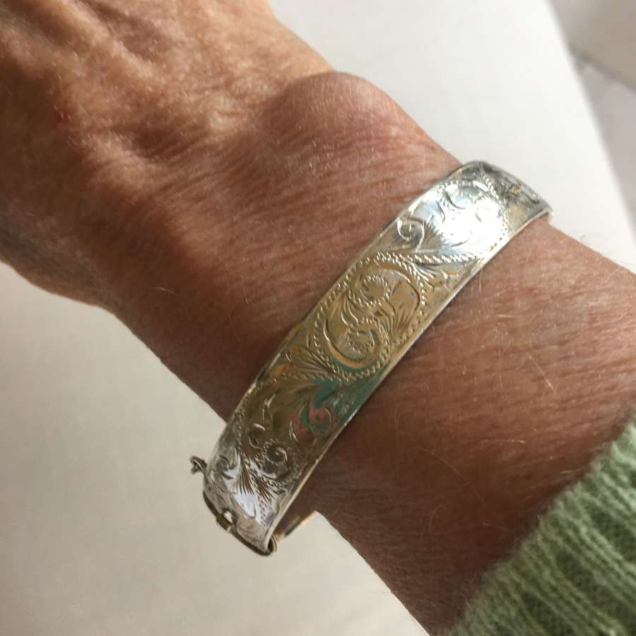 Vintage 1960s hallmarked solid silver bangle with engraved pattern