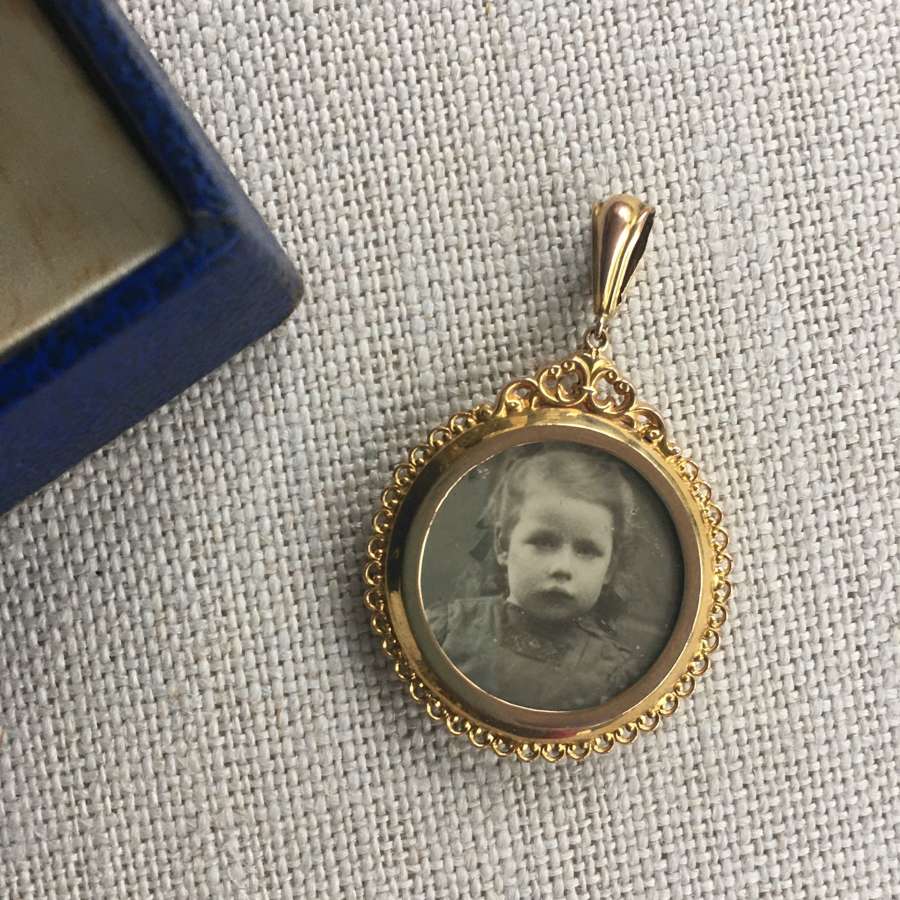 Victorian 9ct gold double-sided locket in perfect condition
