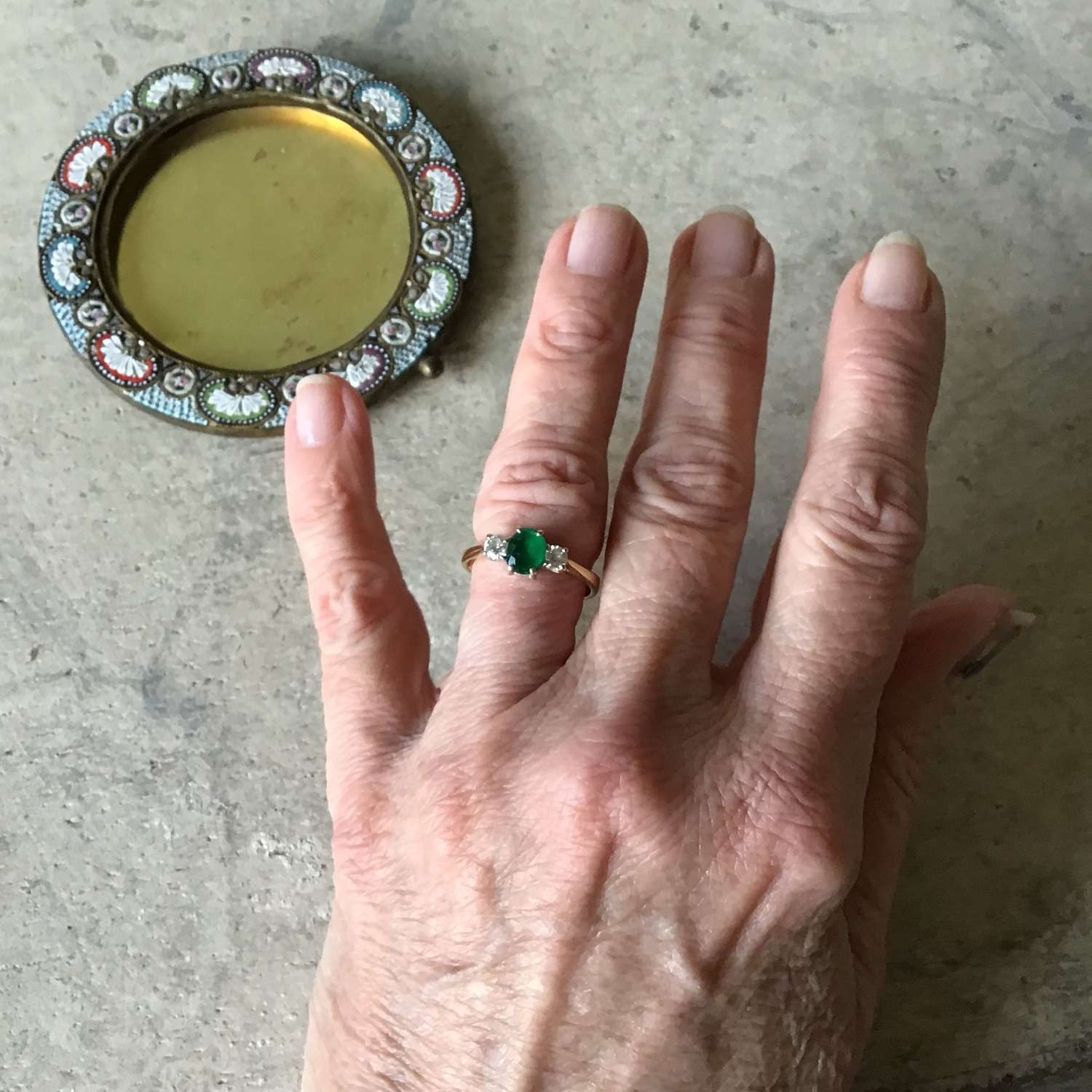 Vintage 18ct gold emerald trilogy ring