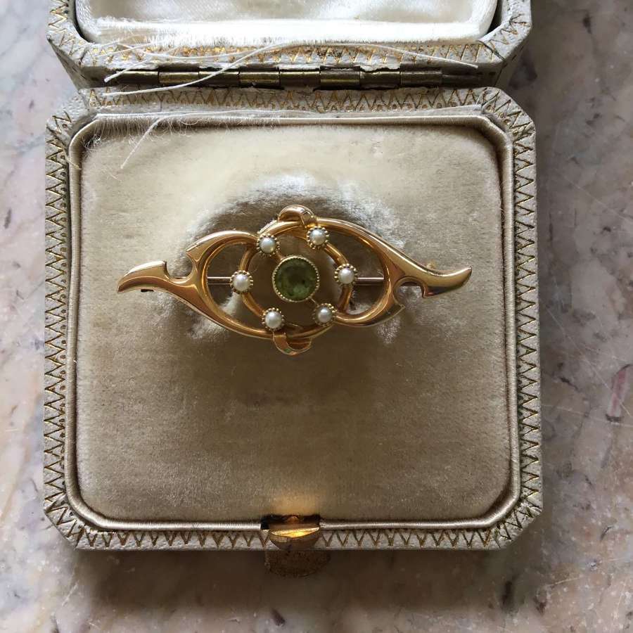 Antique 15ct gold brooch with peridot and seed pearls