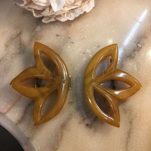 Vintage tan Bakelite flower buckle