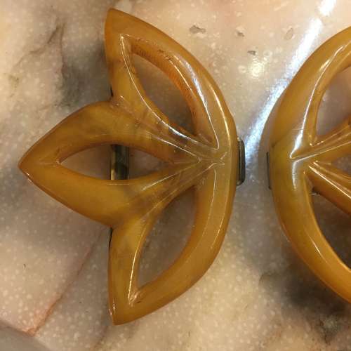 Vintage tan Bakelite flower buckle
