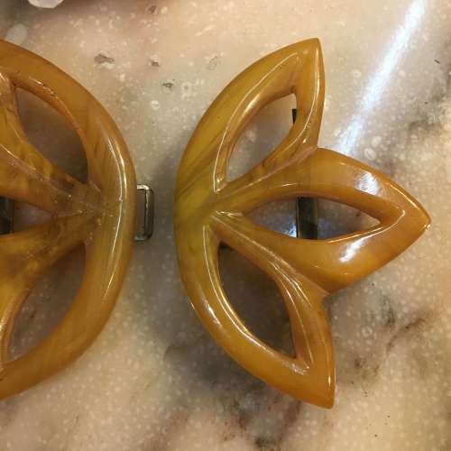 Vintage tan Bakelite flower buckle