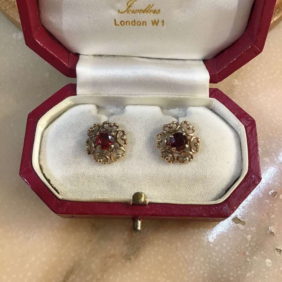 9ct hallmarked gold and garnet earrings