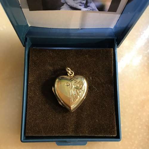 Antique heart shaped 9ct gold locket
