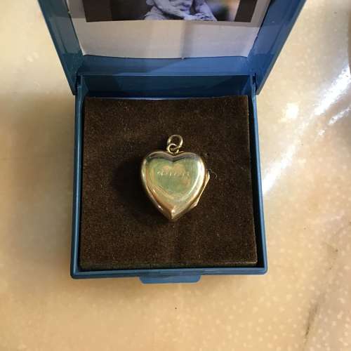 Antique heart shaped 9ct gold locket