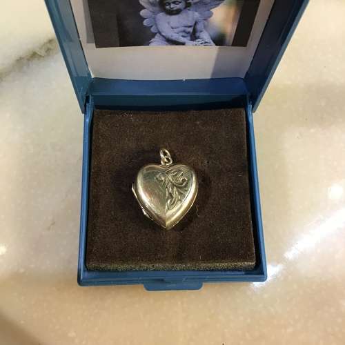 Antique heart shaped 9ct gold locket