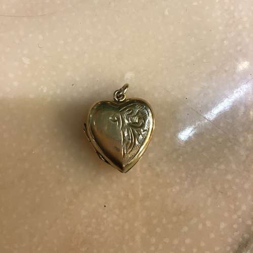 Antique heart shaped 9ct gold locket