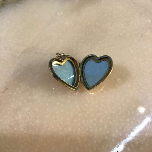 Antique heart shaped 9ct gold locket