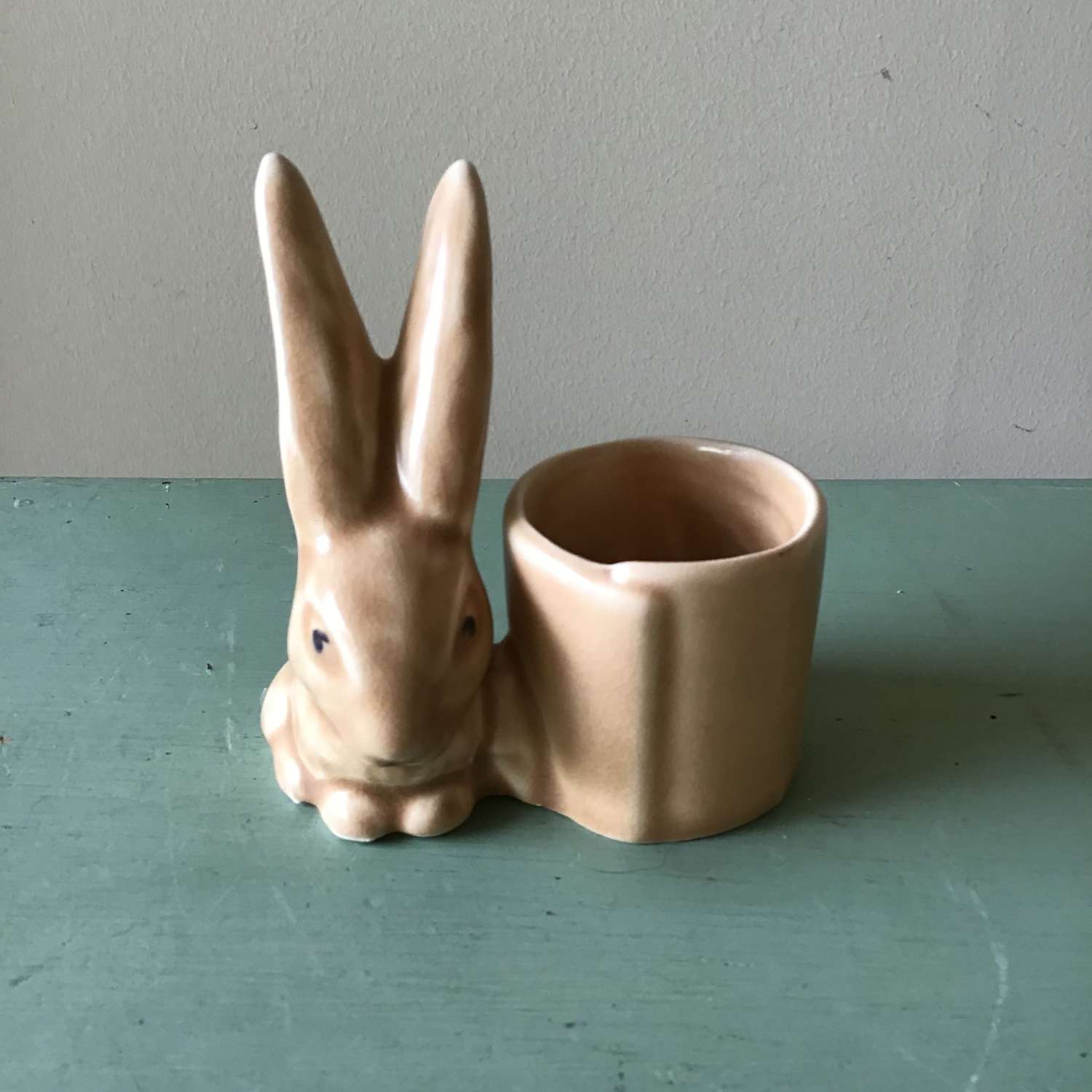 Vintage 1930s Sylvac beige bunny match striker/egg cup