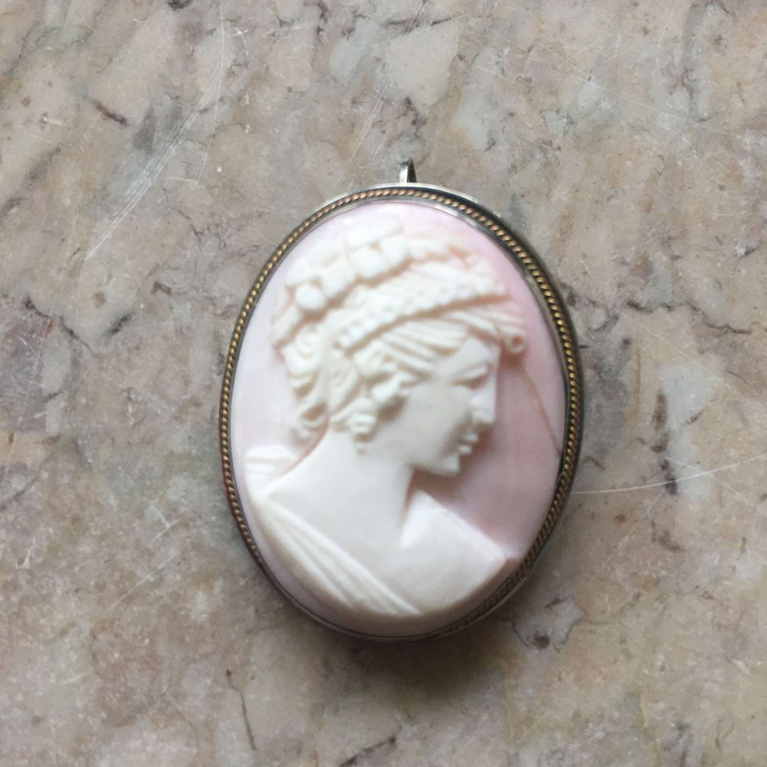 Antique angelskin cameo pendant/brooch c 1900s