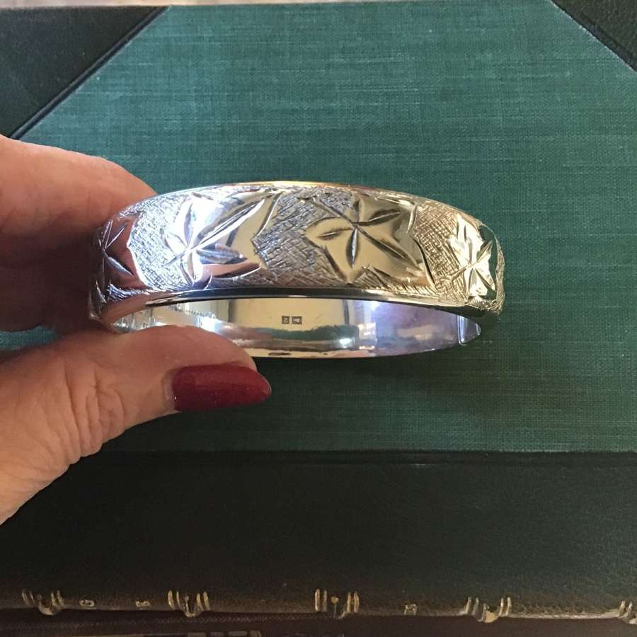 Vintage sterling silver bangle with parmate leaves h/m 1965