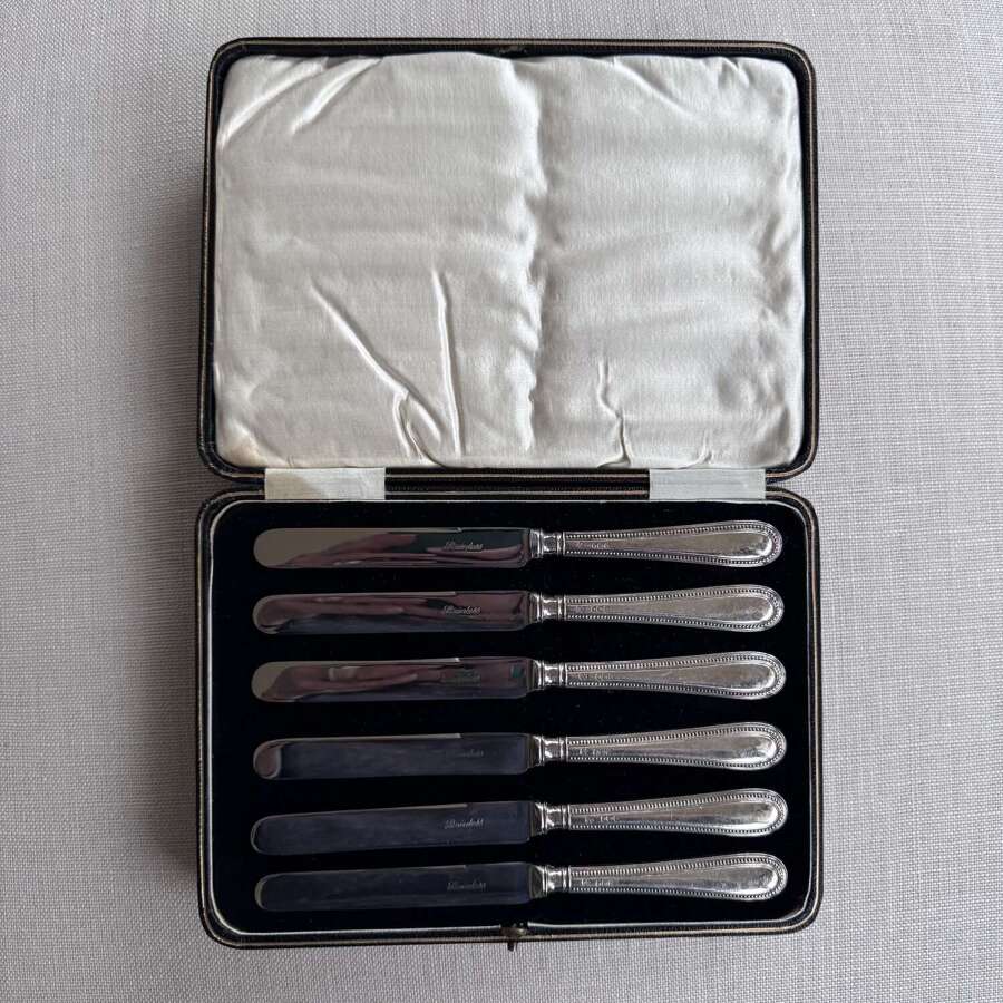 Boxed set of silver handled butter/dessert knives h/m Sheffield 1931