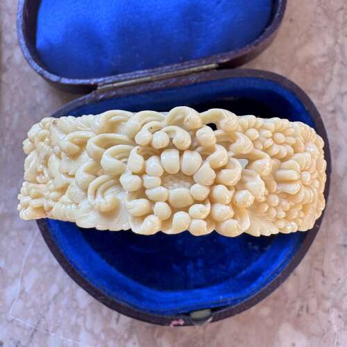 Vintage moulded celluloid flower bangle 1930s
