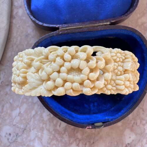 Vintage moulded celluloid flower bangle 1930s