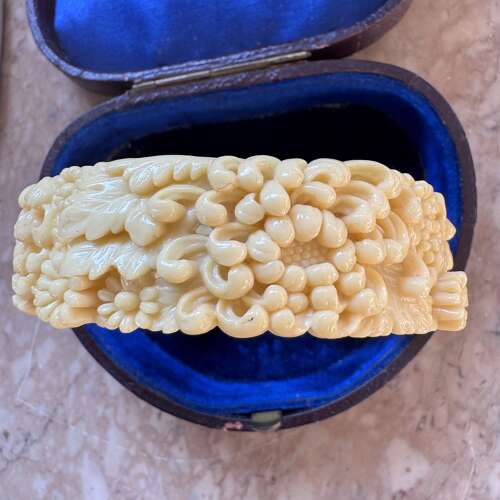 Vintage moulded celluloid flower bangle 1930s
