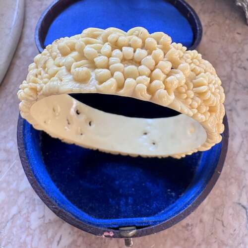 Vintage moulded celluloid flower bangle 1930s