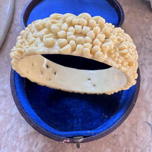 Vintage moulded celluloid flower bangle 1930s