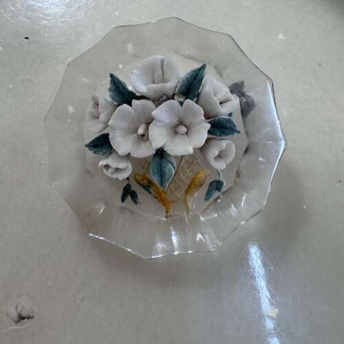 Vintage reverse-carved lucite flower brooch 1940/50s
