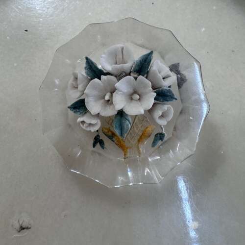 Vintage reverse-carved lucite flower brooch 1940/50s