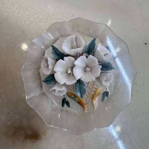 Vintage reverse-carved lucite flower brooch 1940/50s
