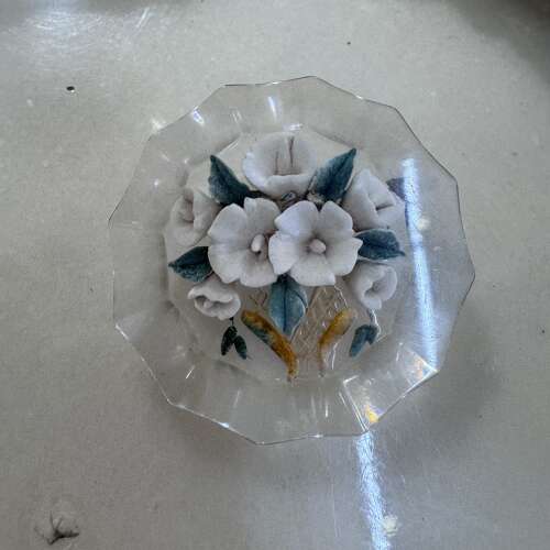 Vintage reverse-carved lucite flower brooch 1940/50s