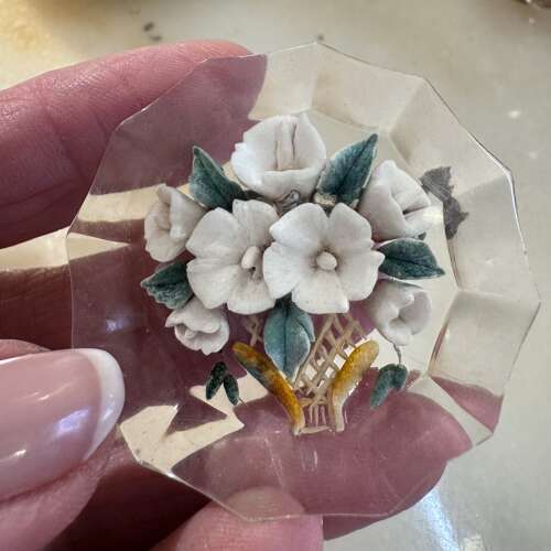 Vintage reverse-carved lucite flower brooch 1940/50s