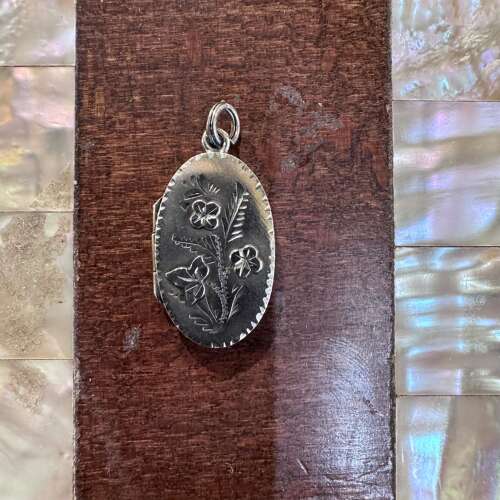 Oval silver locket by Henry Moreton hallmarked 1908 Chester