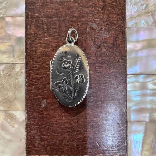 Oval silver locket by Henry Moreton hallmarked 1908 Chester