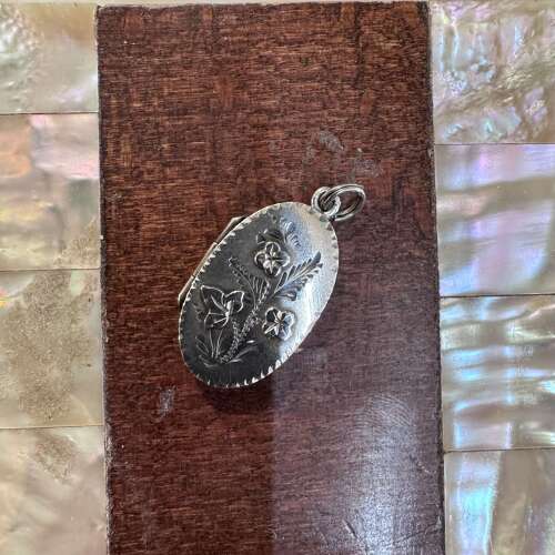 Oval silver locket by Henry Moreton hallmarked 1908 Chester