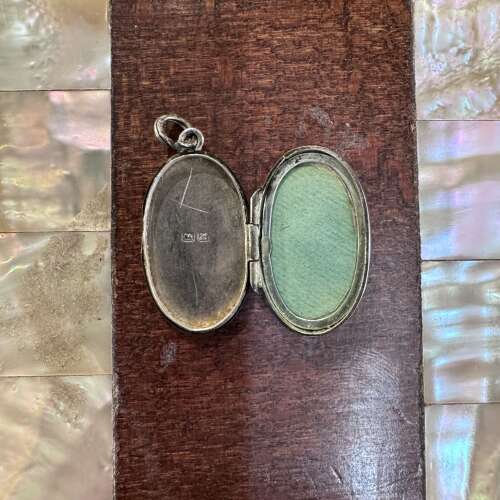 Oval silver locket by Henry Moreton hallmarked 1908 Chester