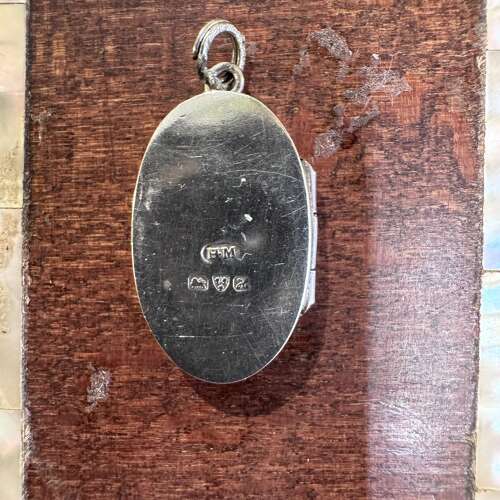 Oval silver locket by Henry Moreton hallmarked 1908 Chester